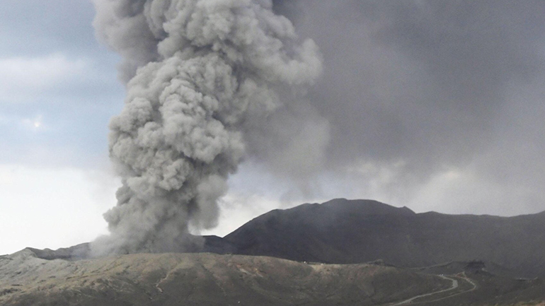 Ιαπωνία: Ηφαιστειακή έκρηξη στο Όρος Άσο – Αυξήθηκε το επίπεδο συναγερμού